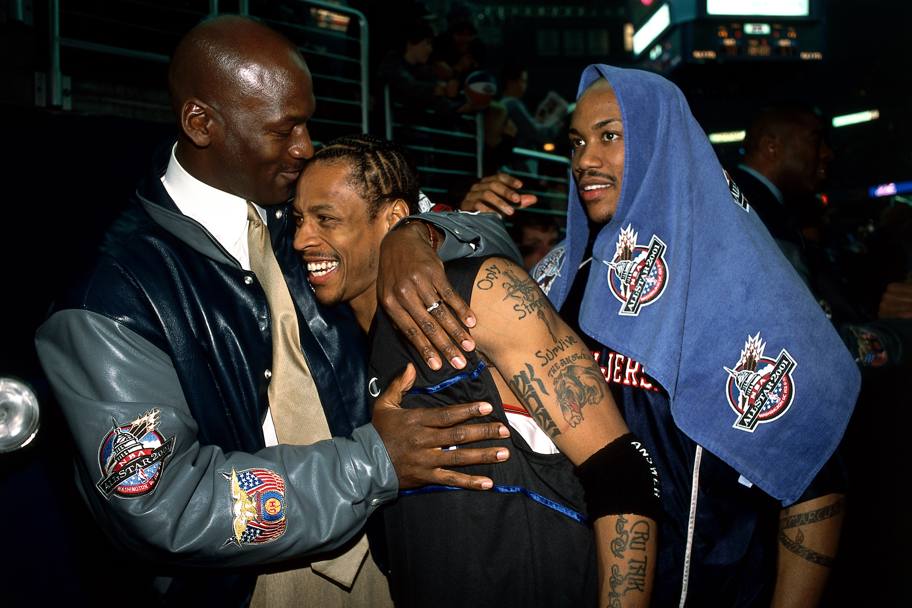 L’abbraccio con Michael Jordan e Stephon Marbury all’All Star weekend del 2001 a Washington (Nba/Getty Images)
